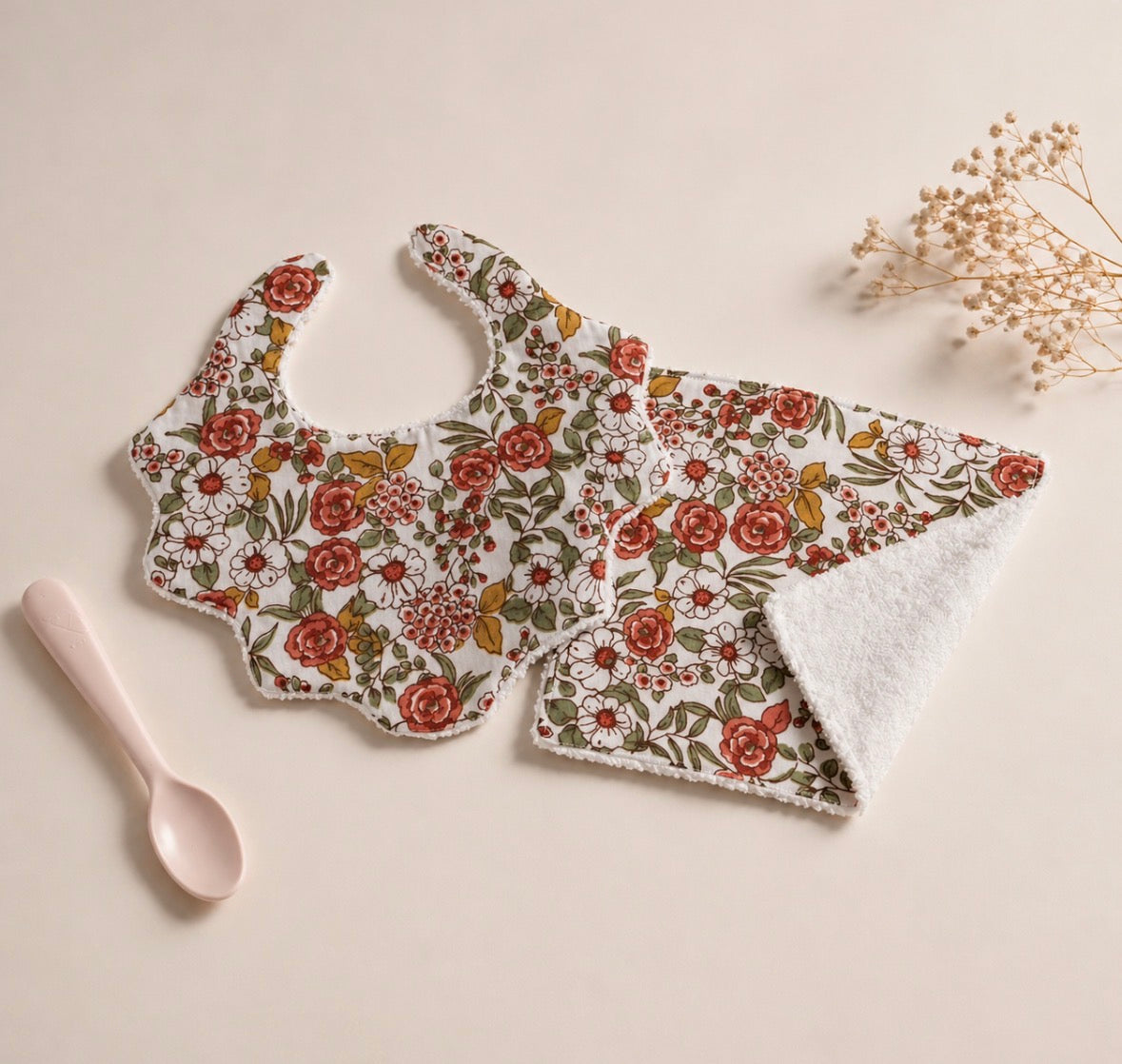 bavoir et mini serviette de table