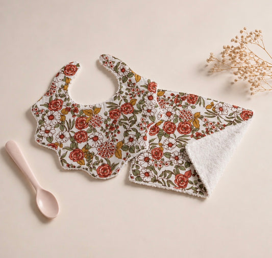 bavoir et mini serviette de table